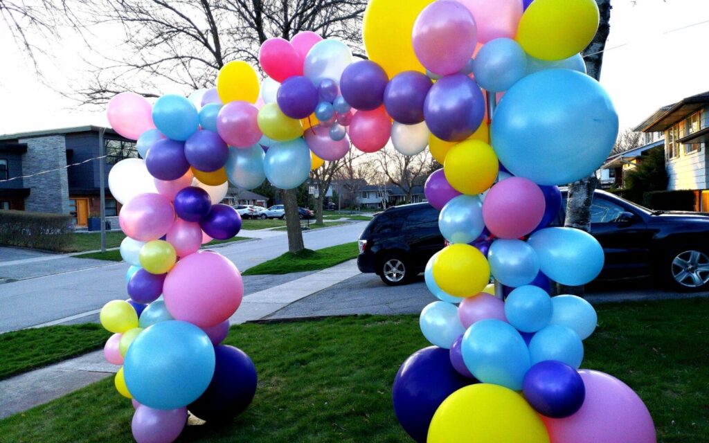 Full arch balloon decor at party in Scarborough